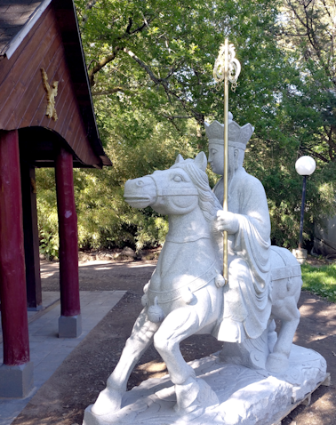 Le Moine Tripitaka et son Cheval Dragon Blanc aux Jardins du Loriot